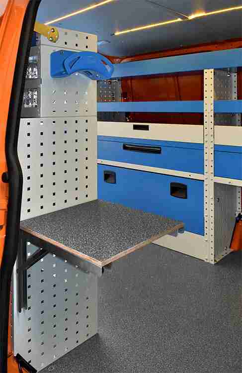 Tavolo ribaltabile su fianco allestimento Syncro Ultra a bordo di Transporter Brescia