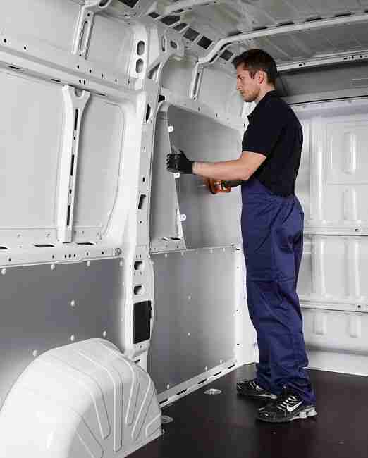 applicazione pannellature su furgone da Syncro Brescia